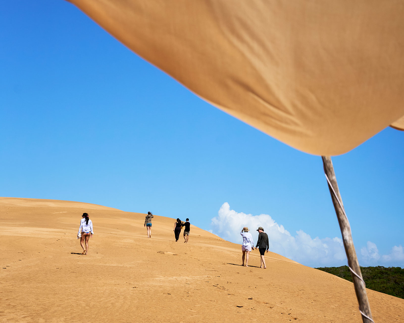 Kisawa guests hiking the dunes of Benguerra Island